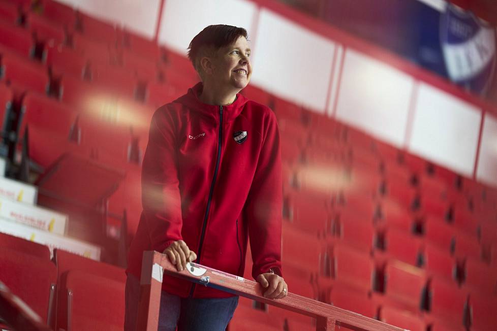 HIFK fan clubin puheenjohtaja Kati Puhakka seisoo vakiopaikallaan Helsingin jäähallissa.