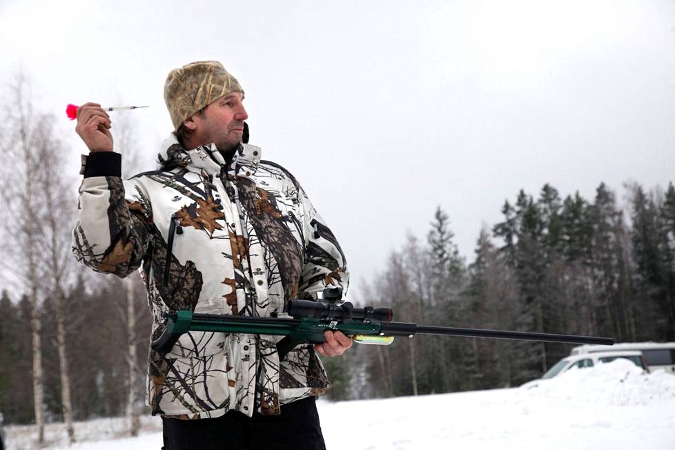 Seppo Ronkainen esitteli suteen ammuttavaa nukutusnuolta Pöytyän Yläneellä tammikuussa 2011. Kyseessä oli ensimmäinen kerta, kun susien pannoituksissa käytettiin helikopteria, josta käsin sudet nukutettiin.