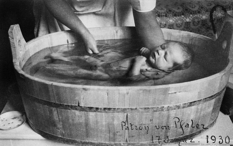 Kahden ja puolen viikon ikäistä vauvaa kylvetettiin vuonna 1930.