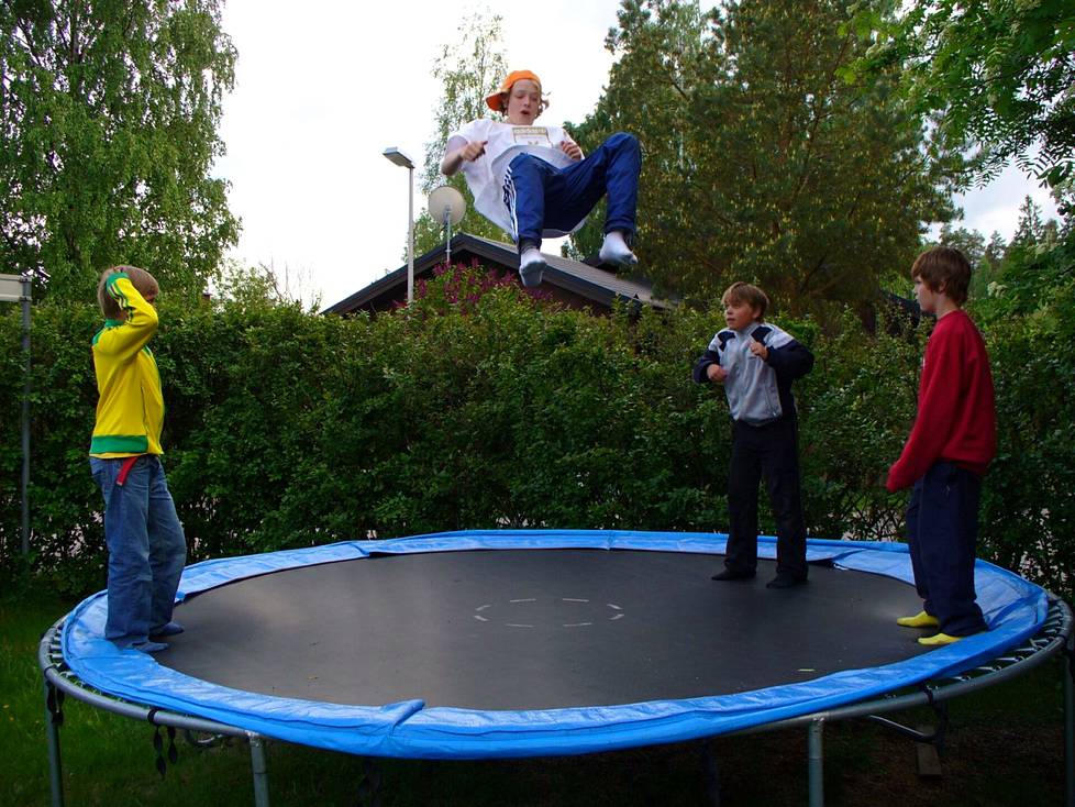 Käärijä ja kaverit trampoliinilla vuonna 2006. Vasemmalla keltavihreässä verkkatakissa on Timi Arvila, hyppäämässä Jesse Voss, vieressä oikealla Käärijä eli Jere Pöyhönen ja Markus Aaltonen.
