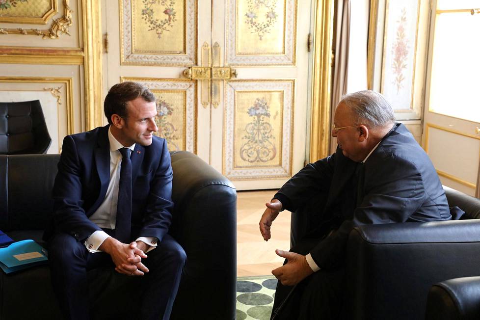Presidentti Emanuel Macron on olut vuoropuhelussa Ranskan muslimijohtaja Dalil Boubakeurin kanssa myös uusimman veriteon jälkeen. Molemmat katsovat Ranskan kantavan vastuuta siirtolaisten ongelmista. Kuva viime lokakuulta.