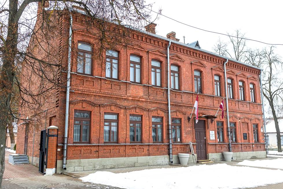 Vain latviankielisestä tekstistä ymmärtää, että rakennuksessa sijaitsee venäläinen kulttuurikeskus. Venäjän lippuja kulttuurikeskuksesta ei löydy yhtäkään.