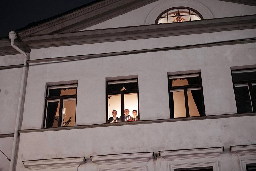 Erik Litonius (vas.), Pär Silén ja Marie-Louise Litonius Litoniuksen talon neljännen kerroksen ikkunassa Helsingissä 28. joulukuuta. Kuva on otettu Aleksanterinkadulta.