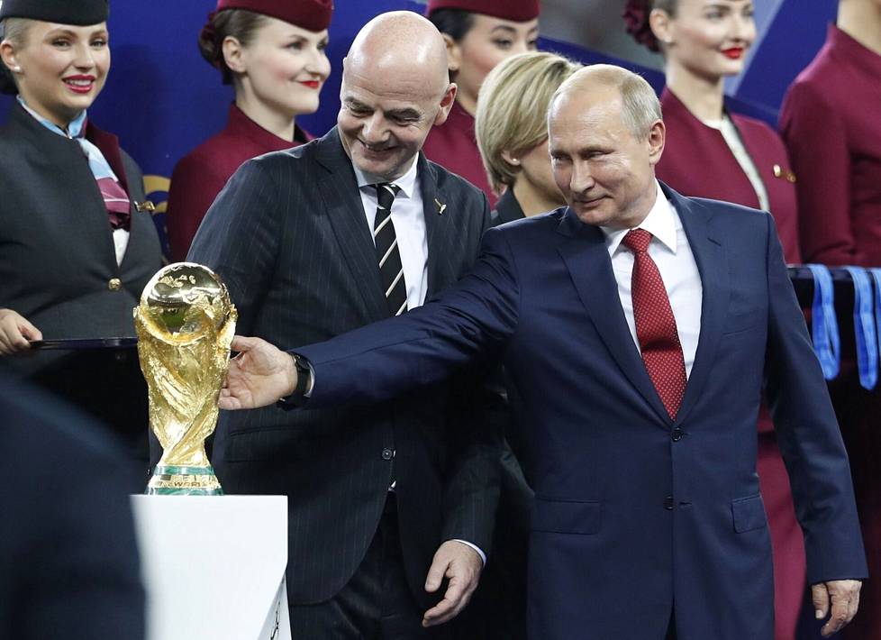 Venäjän presidentti Vladimir Putin (oik.) osallistui MM-pokaalin jakoon vuoden 2018 finaalissa, joka pelattiin Moskovassa. 