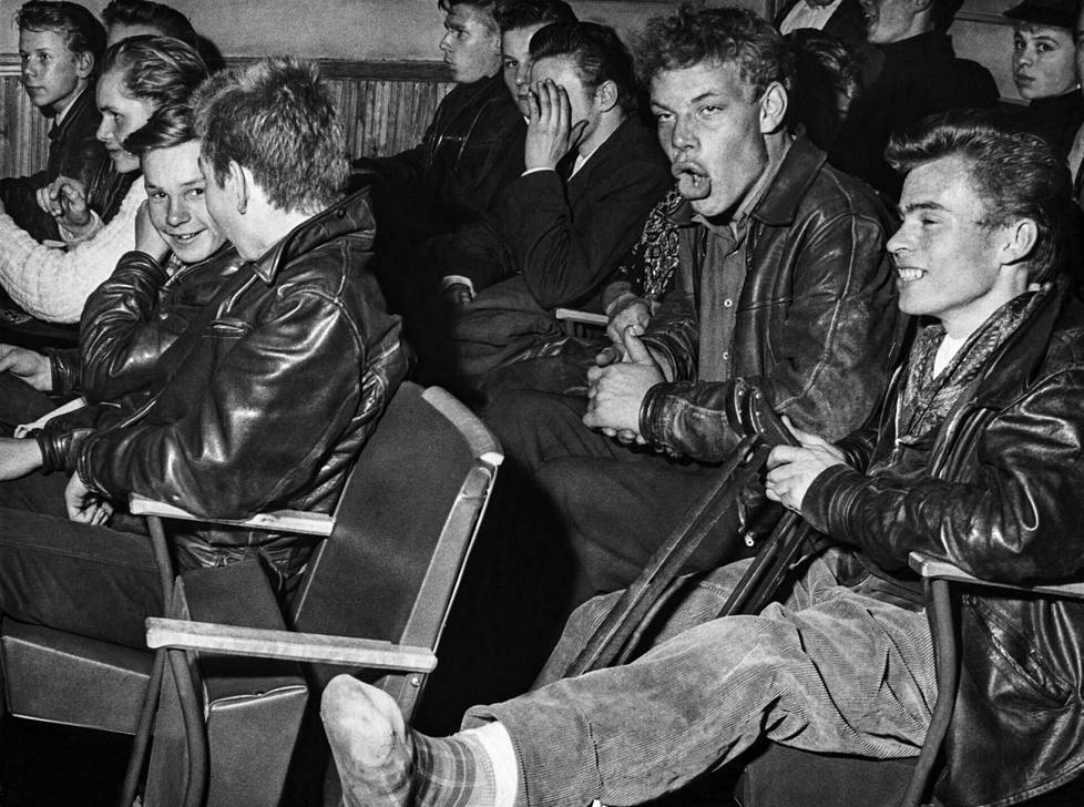 It was rumored that a new rock rock youth would go to the cinema in Edison for the premiere of Rock Around The Clock (1956).  Photographer Jussi Pohjakallio checked the situation.