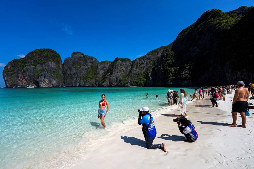 Thaimaan suosittu rantakohde Maya Bay suljettiin turisteilta ympäristösyistä vuonna 2018. Tammikuussa 2022 se avattiin takaisin samalla, kun Thaimaa pyrki muutenkin houkuttelemaan matkailijoita höllentämällä koronarajoituksia.