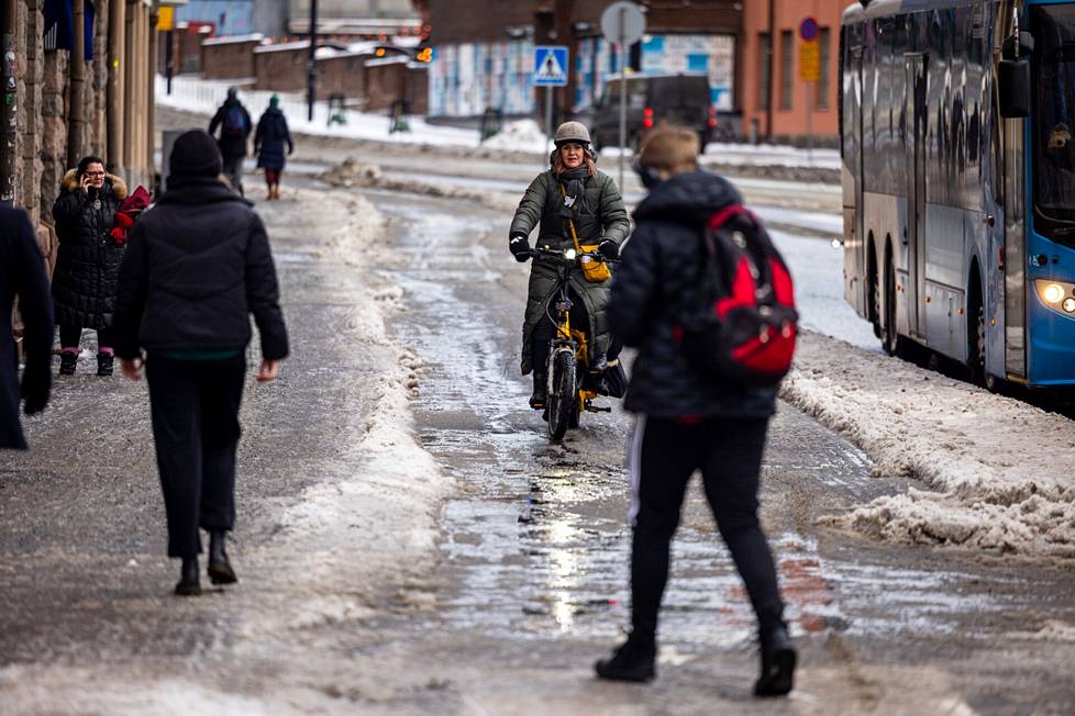 Hämeentien uudet pyörätiet eivät kuulu tehostetun talvihoidon piiriin. Pyöräilijät kuvailevat jään ja lumen sotkemaa kaistaansa perunapelloksi.