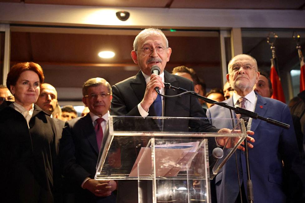 Tasavaltalaisen kansanpuolueen CHP:n puheenjohtaja Kemal Kılıçdaroğlu on kuuden turkkilaisen oppositiopuolueen yhteisehdokas presidentinvaaleissa. Kilicdaroglu piti puhetta Turkin pääkaupungissa Ankarassa maanantaina ehdokkuusilmoituksen jälkeen.