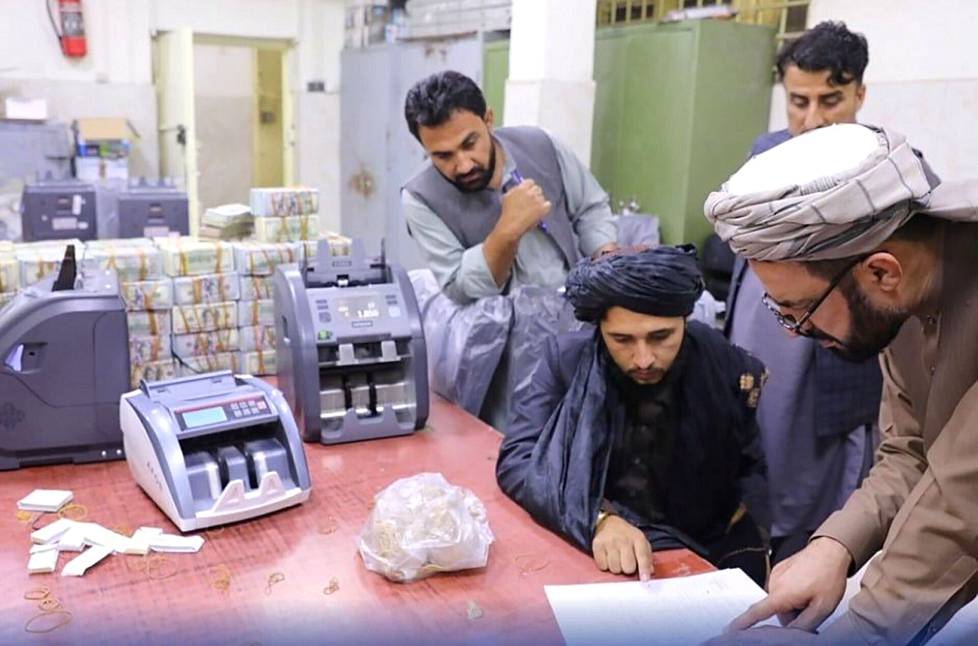 Talebanin haltuunsa ottama Afganistanin keskuspankki takavarikoi huomattavia summia valtionhallinnon entisten johtajien varoja Kabulin valtauksen jälkeen. Afganistanin keskuspankin varoja sen sijaan on jäädytettynä ulkomailla.