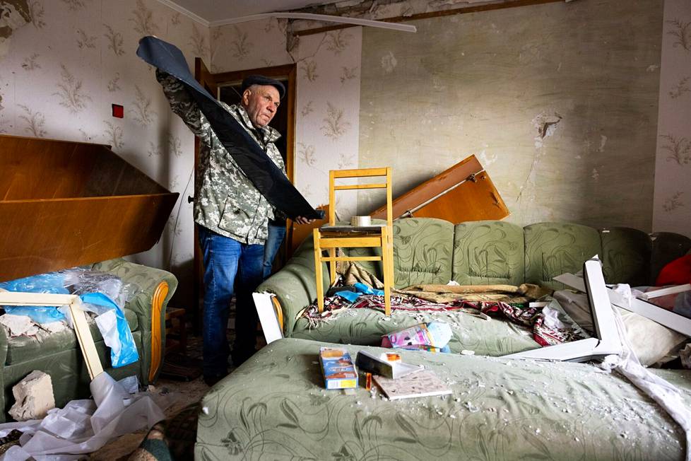 Александр Герасименко убирает сильно пострадавшую квартиру своей дочери в Бородянке. ФОТО: САМИ КЕРО / HS