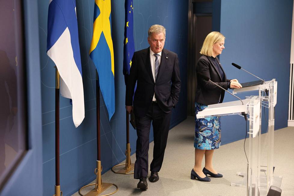 Ruotsin pääministeri Magdalena Andersson ja tasavallan presidentti Sauli Niinistö yhteisessä tiedotustilaisuudessa Tukholmassa tiistai-iltapäivällä. 