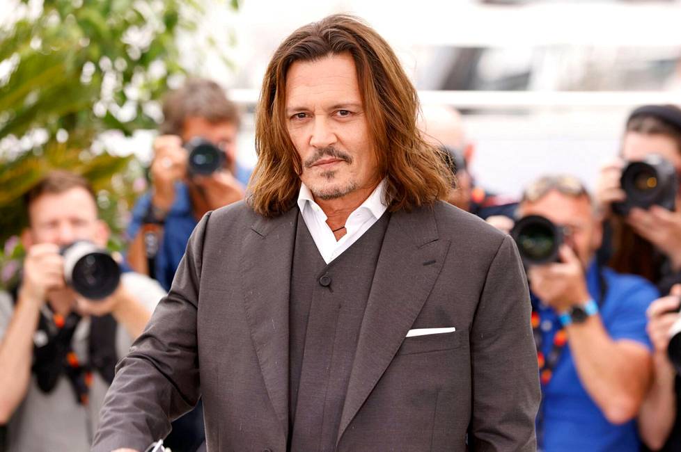 Johnny Depp poseerasi keskiviikkona Cannesin elokuvajuhlien kuvaajille. Hän oli markkinoimassa ranskalaiselokuvaa Jeanne du Barry. 
