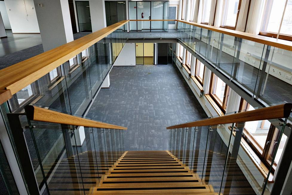 Valtaosa entisistä koppikonttoreista on muutettu avokonttoreiksi, ja toimistokerrosten välille on rakennettu uudet portaikot.