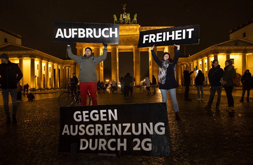 Maanantaina Berliinissä rokotepassia vastaan mieltään osoittaneet Alexander Strobel ja Nadine Fuchs aikovat jatkaa protestointia, kunnes rajoitukset puretaan. 