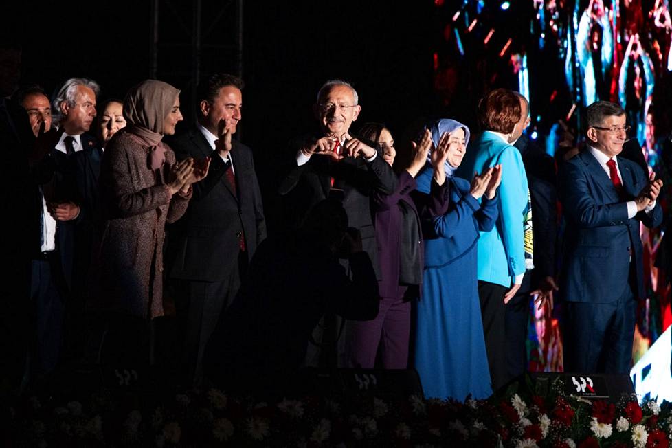 Turkkia kaksikymmentä vuotta hallinneen presidentti Recep Tayyip Erdoğanin valtakauden jatkumisen haastaa oppositioliittouman ehdokas ja CHP-puolueen puheenjohtaja Kemal Kılıçdaroğlu (keskellä). Kuva kampanjatilaisuudesta Ankarassa perjantaina.