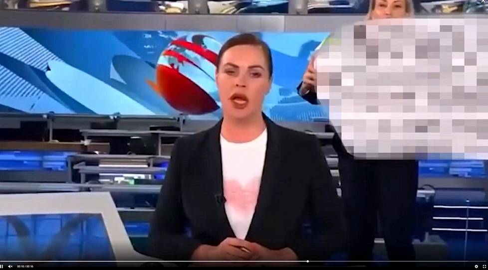 Сайт РБК сообщил о случае с Марией Овсянниковой, но чтобы избежать возбуждения дела затушевал на экране текст плаката, показанного ею в эфире.