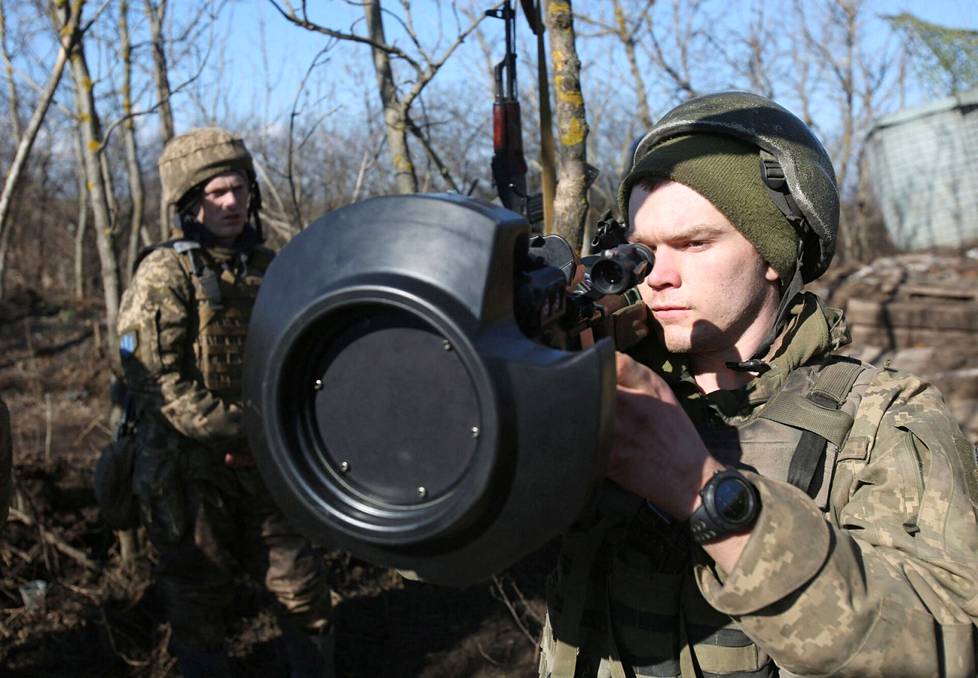 Ukrainalaiset sotilaat tutustuivat ruotsalais-brittiläiseen NLAW-panssarintorjuntaohjukseen lähellä Novohnativkaa Donetskissa. Kuva on otettu 21. helmikuuta, kolme päivää ennen Venäjän hyökkäystä.