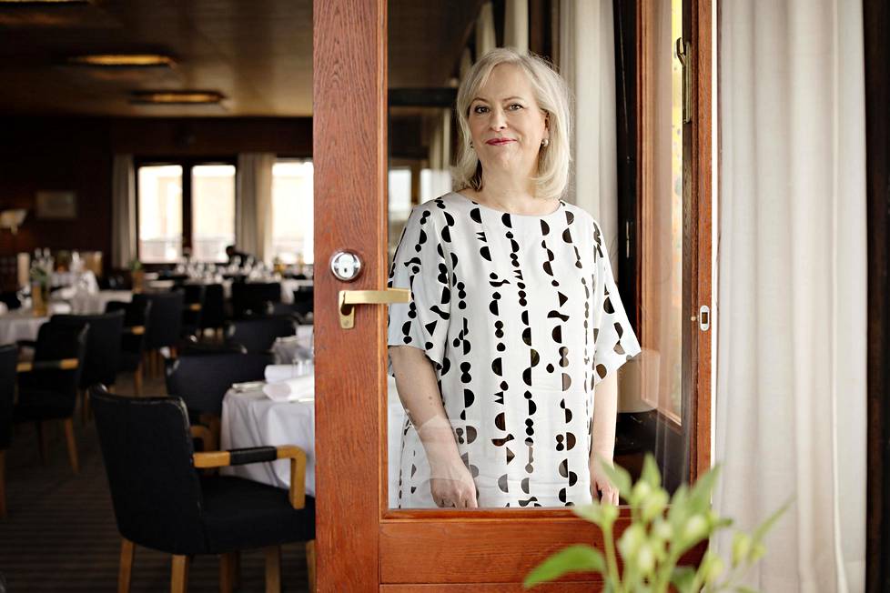 Kirjailija Sinikka Nopolalta on julkaistu kirjailijanuran aikana noin 80 teosta. Nopola kuvattiin ravintola Savoyssa vuonna 2017.