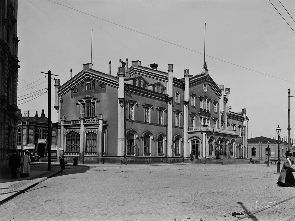Helsingin vanha rautatieasema kuvattuna Kaivokadun ja Hakasalmenkadun (nykyään Keskuskatu) kulmasta. Kuva on vuodelta 1907.
