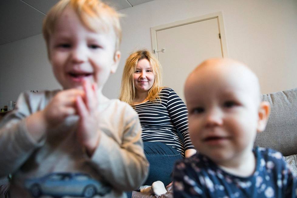Jasmin Vahtera haaveili lapsista jo teininä. Nyt esikoinen Leo on 3-vuotias ja Mia vuoden ikäinen. Kolmas lapsi syntyy keväällä.