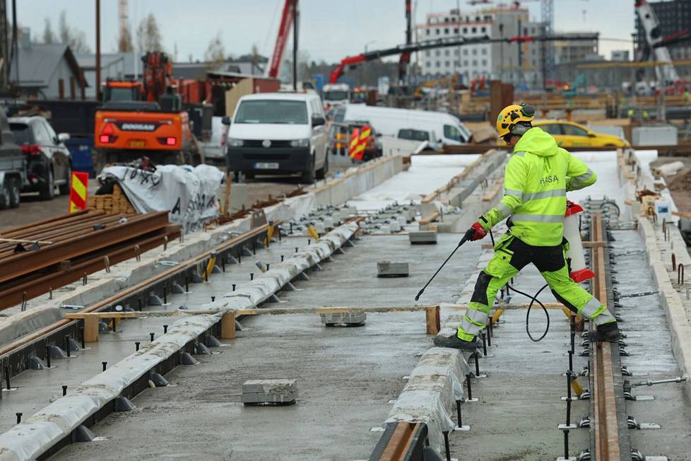 Rail works are being carried out on the Hermann beach road, among other things.