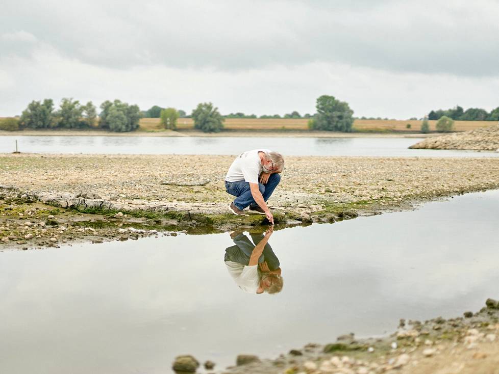 Eläintieteen professori Jost Borcherding tutkii, onko Reinin kuivuneeseen joenuomaan jääneessä lätäkössä elämää. Linnut ovat syöneet kaiken yksittäisiä rapuja lukuunottamatta.