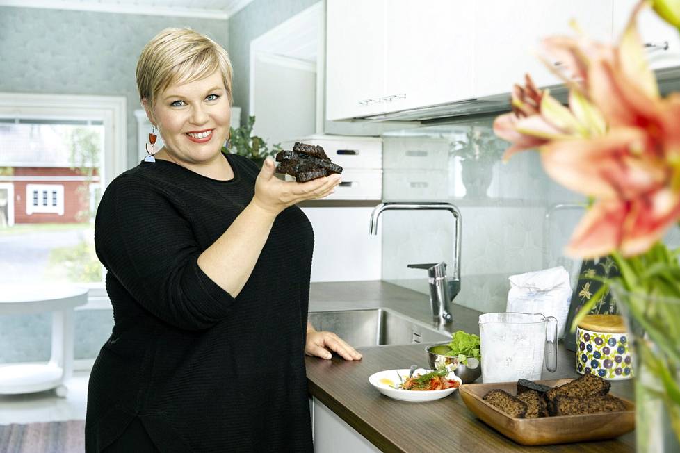 Valtiovarainministeri Annika Saarikko valmistaa saaristolaisleipää sukutilansa päärakennukseen remontoidussa keittiössä.