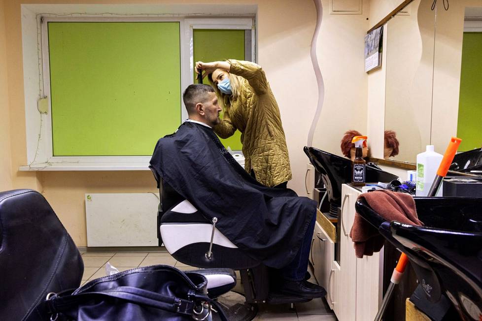 Парикмахер Алена Родня вновь открыла в Бородянке свою парикмахерскую - по просьбе жителей. В кресле Дмитрий Ерошкин. Электроэнергия по-прежнему поступает от наружного агрегата. ФОТО: САМИ КЕРО / HS