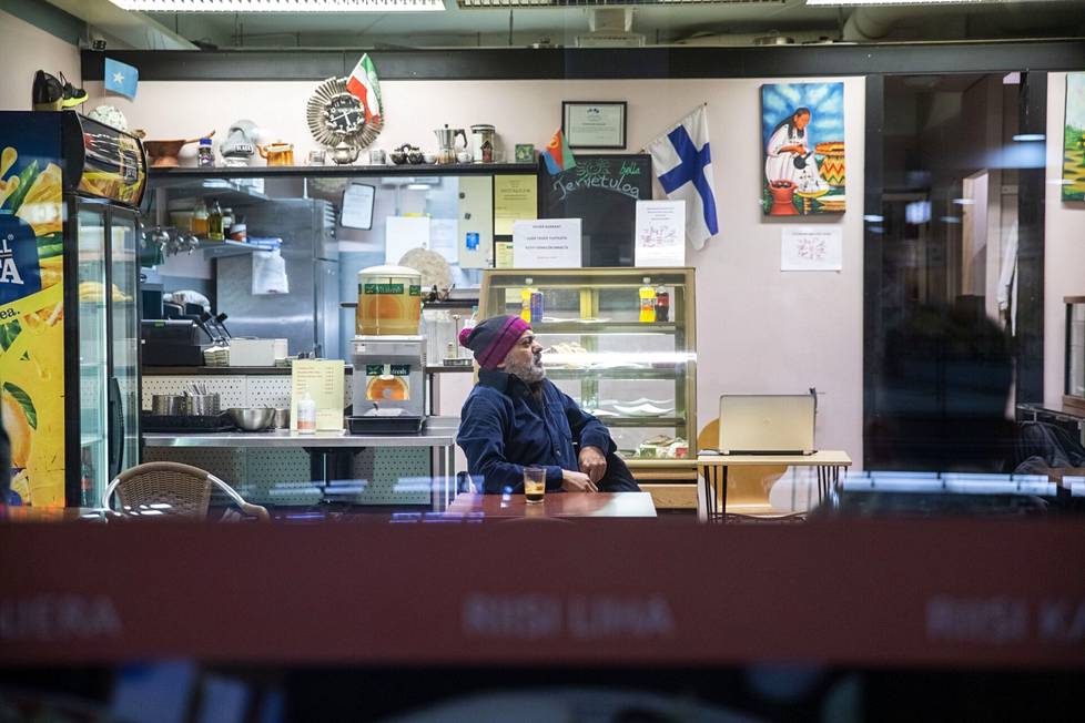 Puhoksen kauppakeskuksessa on somalitaustaisten yrittäjien kahvila. Hassan Blasim sanoo pitävänsä Puhoksesta ja Itä-Helsingistä, koska siellä hän elää keskellä työmaataan. ”Täällä saan kuulla, mikä muualta tulleiden ihmisten tarina on.”
