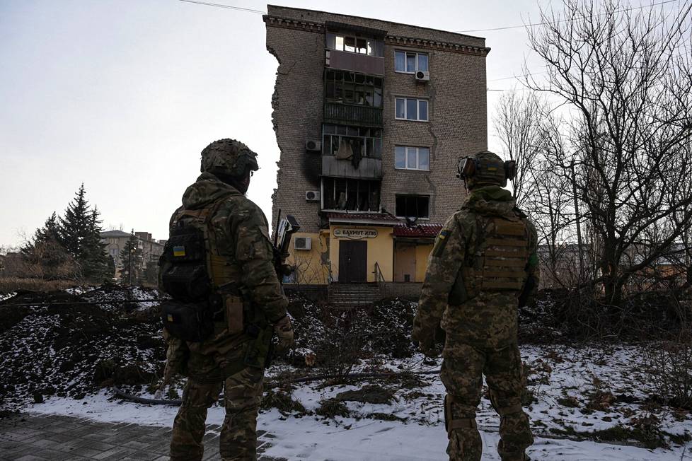 Ukrainalaiset sotilaat seisoivat tuhoutuneen talon edessä Bahmutissa tammikuussa. 