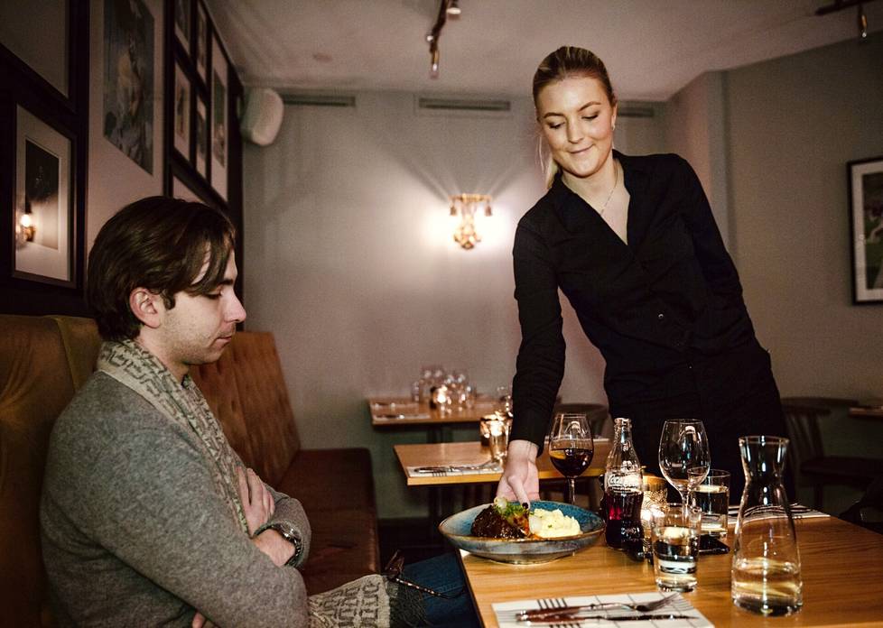 Gabriel Feldt tilasi illallisen östermalmilaisessa ravintolassa Tukholmassa. Feldt tapaa jättää tippiä, joten illan päätteeksi hän lisännee tarjoilija Hannah Lindgrenin tuomaan laskuun vähän ylimääräistä.