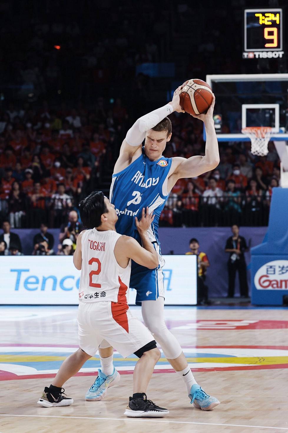 The 213-centimeter Lauri Markkanen fought with the 167-centimeter Yuki Togashi.  Finland lost its clear lead and eventually lost its second match 88–98.