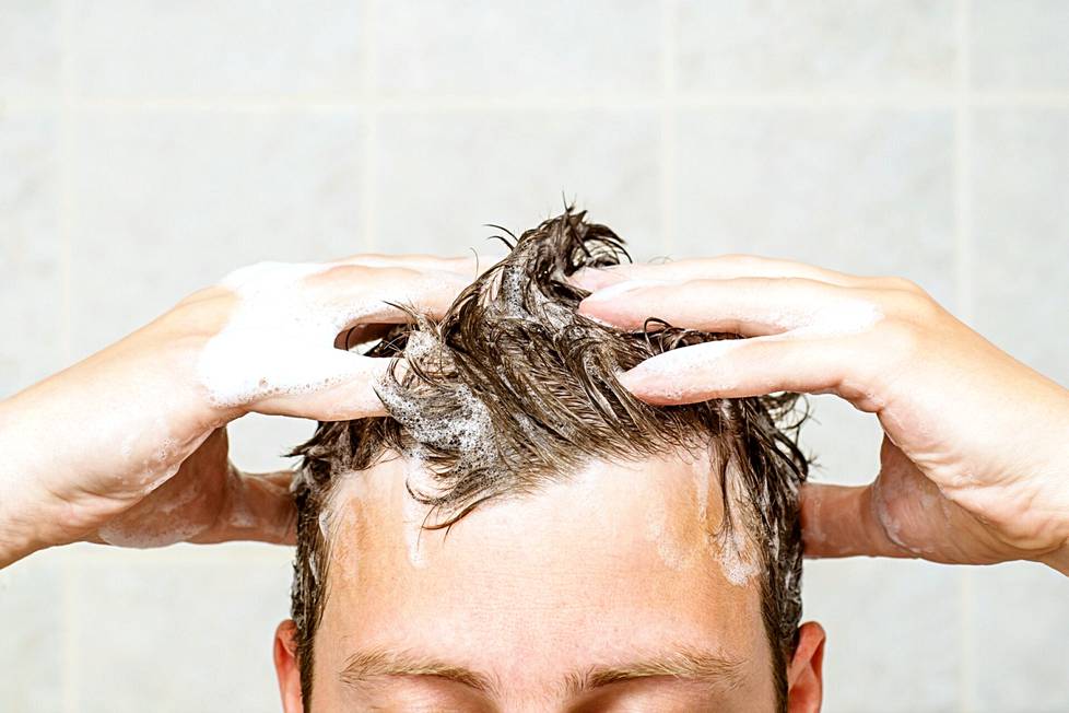 Hiuspohjan kutina voi johtua vääränlaisesta shampoosta. Liian pesevä shampoo saattaa jopa kuivattaa päänahkaa. 