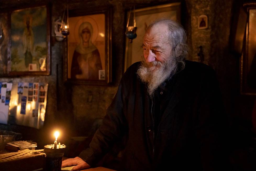  Ortodoksimunkki Efimie Babichi nukkuu yönsä patjalla, kallion sisään kaivetussa luostarissa.