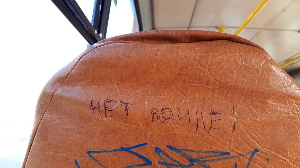 На спинке сиденья в автобусе написано НЕТ ВОЙНЕ.