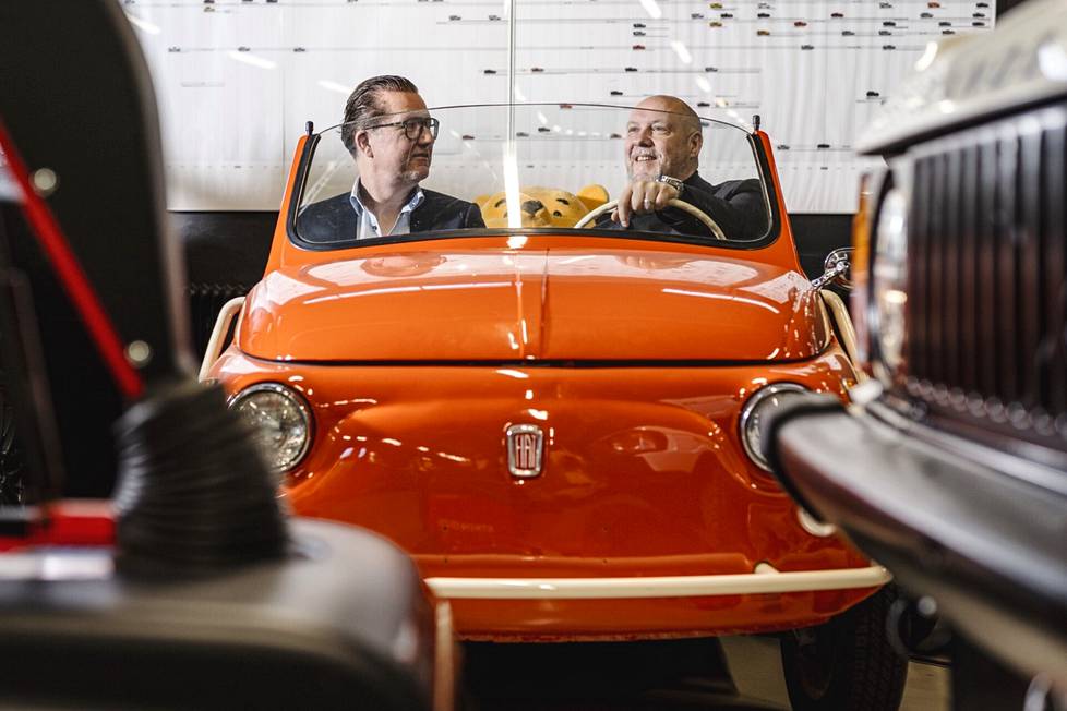 Ove’s Garagen omistaja Tim Olin (vas.) ja toimitusjohtaja Marko Edfelt istuvat kunnostetun, 1970-luvun Fiat 500:n kyydissä.