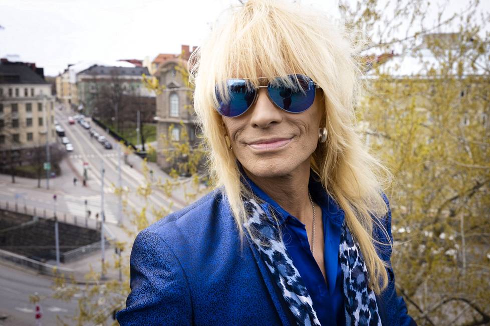 Michael Monroe kuvattiin Helsingissä Warner Musicin toimiston kattoterassilla. Laulajan selän takana aukeaa Arkadiankatu, joka johtaa hänen synnyinseudulleen Töölöön.