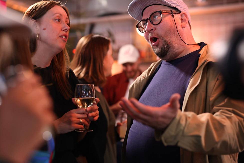 The main candidate Li Andersson's campaign manager Mia Haglund talked with the deputy mayor of Helsinki, Paavo Arhinmäki, at the election supervisors of the left-wing alliance in Bar tÿpo.