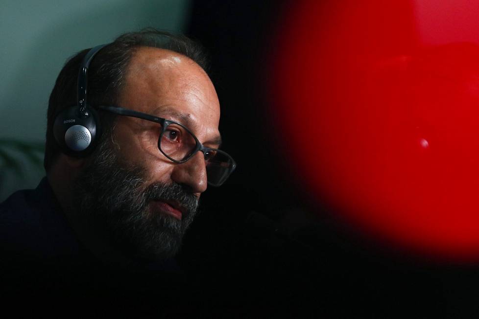 Asghar Farhadi lehdistötilaisuudessa Cannesissa heinäkuussa 2021. Farhadin uusin ohjaustyö sai maailmanensi-iltansa Cannesin elokuvajuhlilla ja voitti lopulta festivaalin Grand Prix -palkinnon.