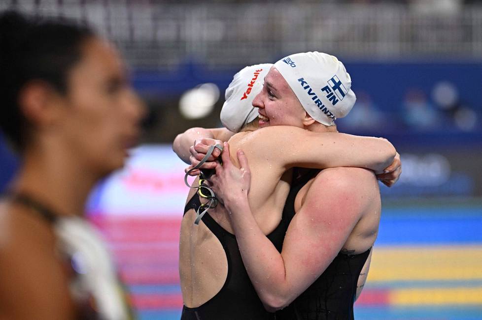 Ida Hulkko (left) and Veera Kivirinta in the long course WC pool in Doha in February.