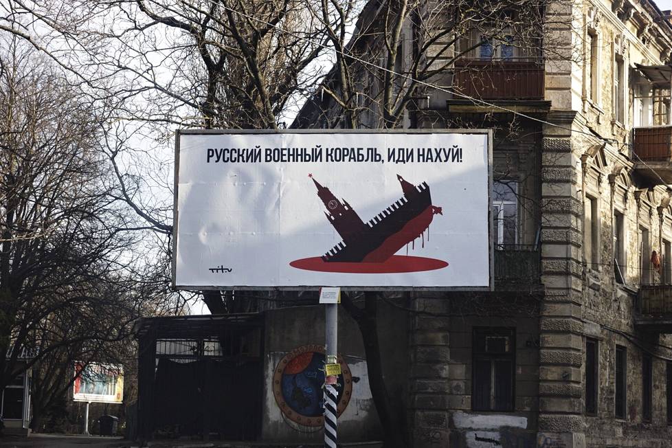 "Venäläinen sotalaiva, painu vittuun!" lukee ulkomainoksessa. Mainostauluissa ja graffiteissa haistatellaan Venäjälle ja neuvotaan kääntymään takaisin.