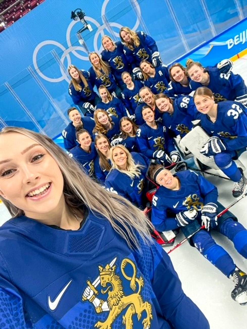 Puolustaja Ella Viitasuo (edessä) naisten jääkiekkomaajoukkueen kanssa Pekingin olympiajäällä. ”Joukkueurheilussa toiseksi paras asia on joukkuekaverit. Parasta on itse urheilu”, Viitasuo sanoo.