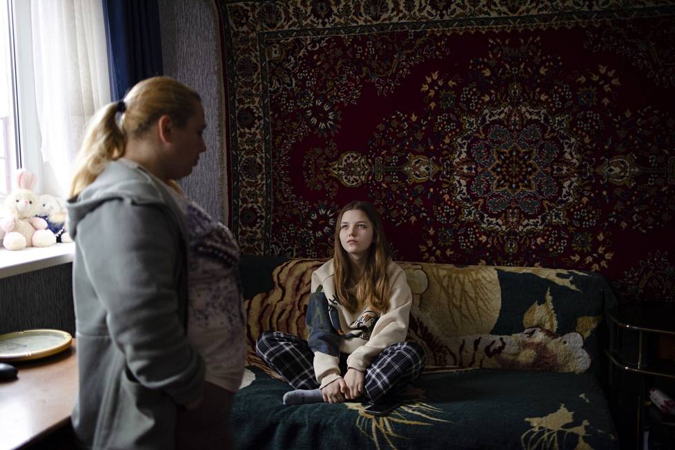 15-vuotia Darja lähti kesäleirille Venäjälle, kun Venäjä miehitti hänen kotikyläänsä Netšvolodivkaa itäisessä Ukrainassa. Äiti-Taisija heltyi päästämään tyttärensä matkaan ajatellen, että tyttärellä olisi mahdollisuus päästä sodan jaloista hetkeksi pois. 