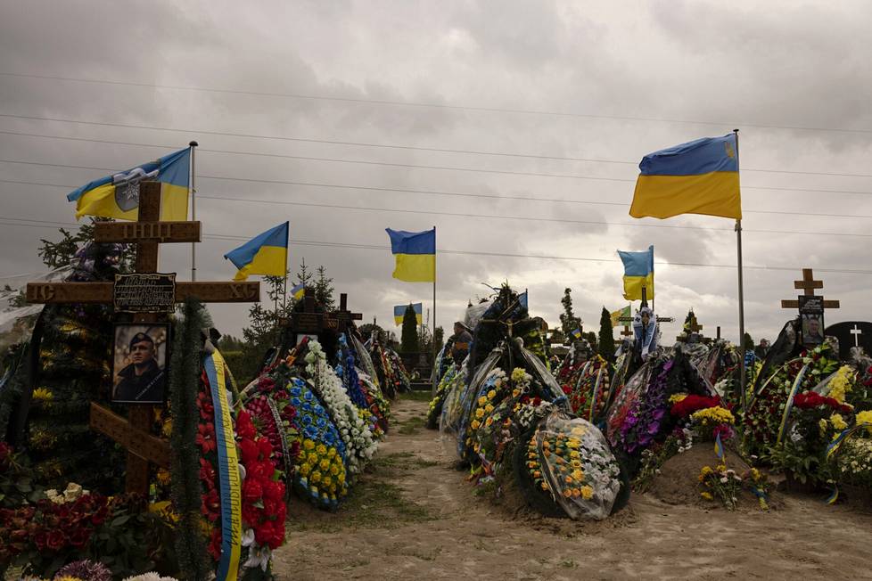 Venäjän hyökkäyssodassa kaatuneiden ukrainalaissotilaiden hautoja Butšan hautausmaalla numero 3.
