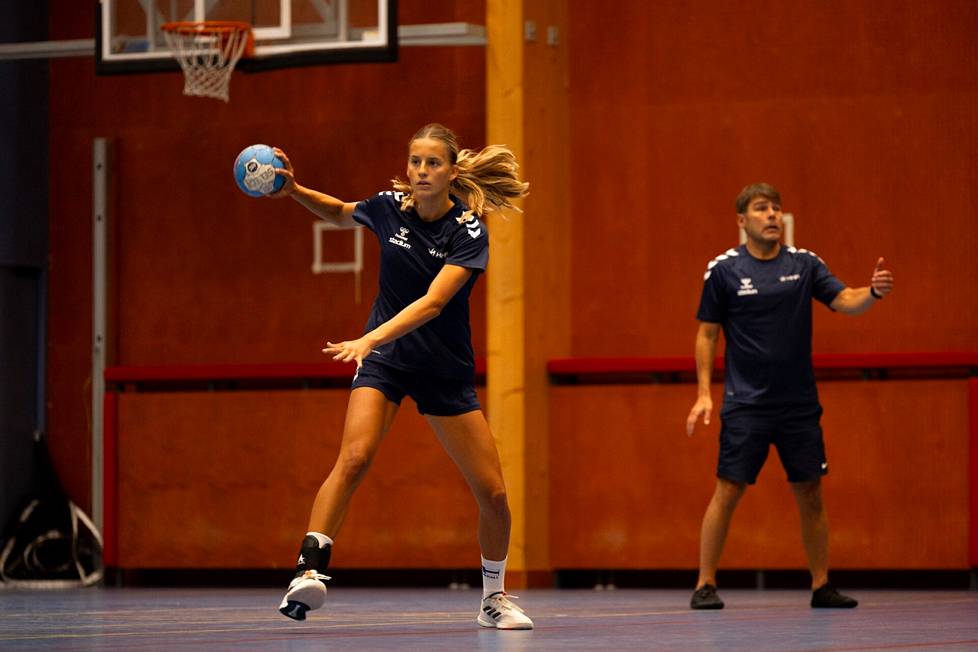 When playing handball, Linda Juvala is used to throwing the ball to attackers. In the background, coach Björn Monnberg shares his instructions.