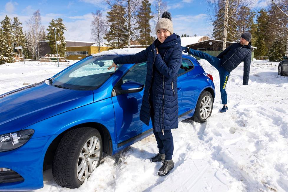 Anastasija Semenenko ajoi koko matkan Mariupolista Suomeen. Jaroslav putsaa lumia pariskunnan auton katolta.
