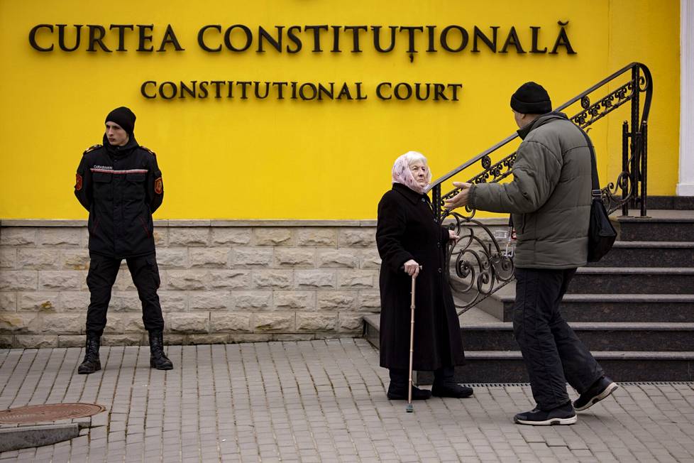 Osa ihmisistä saapui perustuslakituomioistuimen eteen Chișinăussa jo selvästi ennen mielenosoituksen alkamista.
