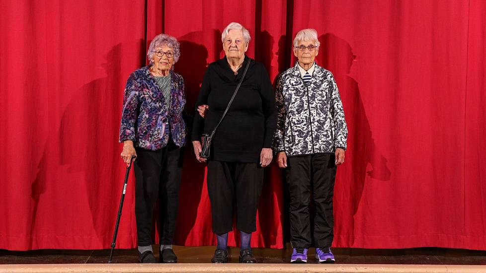 Sirkka Haapio on yhdeksänkymmentävuotias, Lempi Lindberg, 95 ja Toini Tanhula, 88. Kaikki olivat tulleet Eläkkeensaajien aamujumppaan. ”Täytyy olla elämänhalua”, Sirkka Haapio tiivistää. 