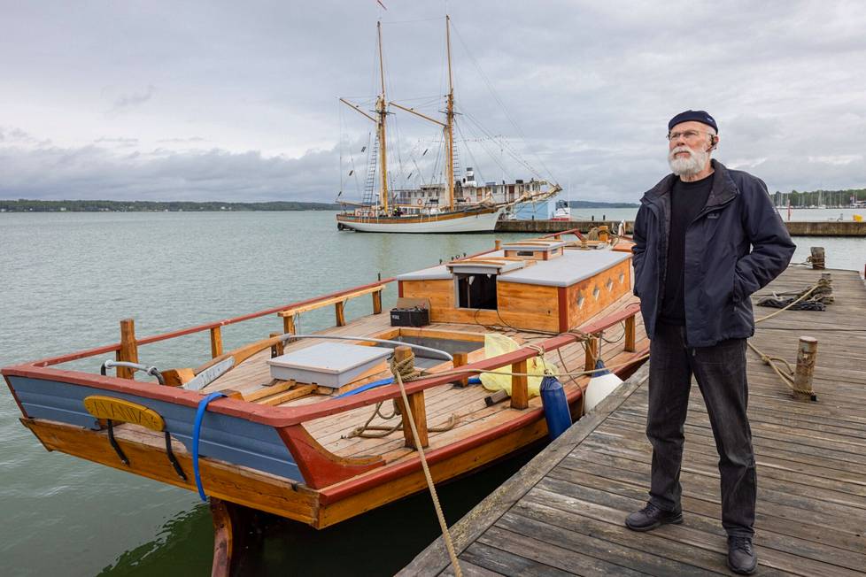 Purjemaakari Jouni Lahdenperä on tehnyt purjeet niin etualalla olevaan, uudenkarheaan Alanta-veneeseen kuin taustalla näkyvään kaljaasi Albanukseen. 