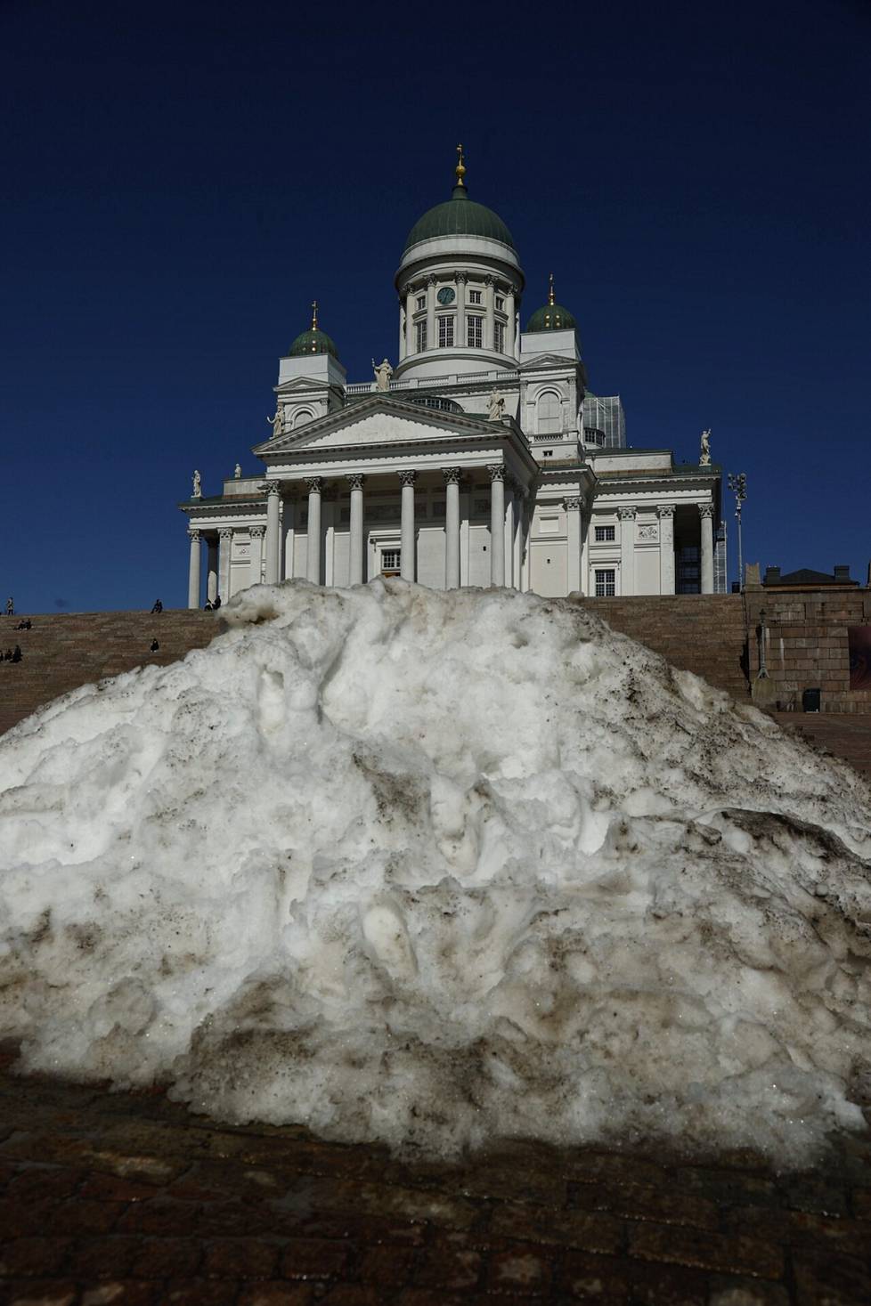 The Senate square was still decorated with a pile of snow in memory of last week's snowfall.